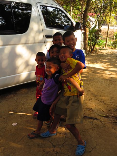 Pojatkin innostuivat lopulta hulluttelemaan kameran edessä