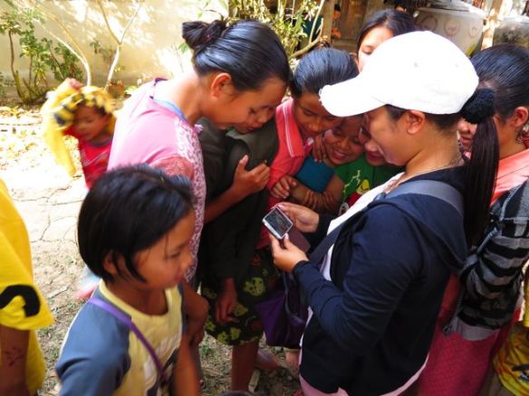 Kuvia otettiin kaikilla mahdollisilla laitteilla, ja niitä piti saaada katsoa saman tien! Ensi kerraksi lupasimme tehdä paperivedoksia kuvista