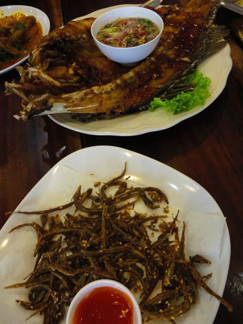 Herkullisia paistettuja kaloja kylän ravintolassa