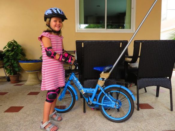 Ennen reissua tehtiin pyörälläajoharjoituksia -hyvin varusteltuna tietysti