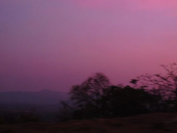 Koratiin ajetaan vuorten yli, ja mailleen painuva aurinko värjäsi vuoristossa taivaan uskomattoman väriseksi