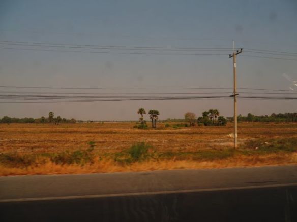 Matkalla Koratista pohjoiseen. Kuivaa on, mutta siitä huolimata peltoja kulotettiin varsin rohkeasti