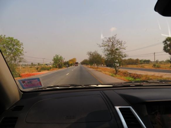 Täälläkin, kuten lähes koko Thaimaassa, on erittäin hyvät tiet, molempiin suuntiin 2 kaistaa lähes koko matkan