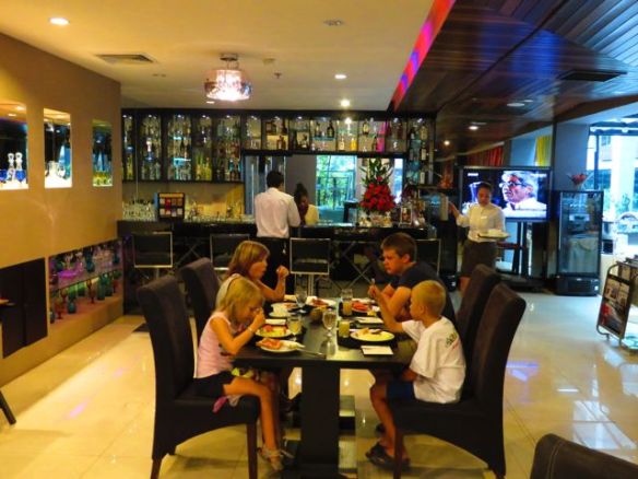 Hotellissa aamiaisella