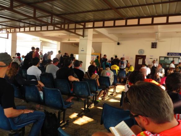 Jonossa viisumihakemusten jättöluukulle