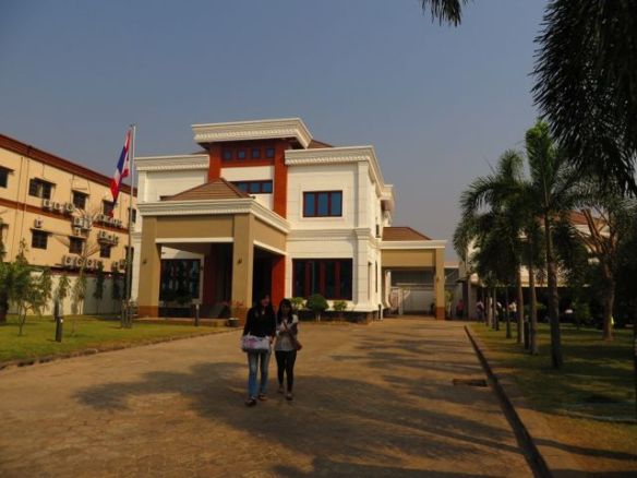 Poislähtiessä kaikki jonottajat olivat jo asettautuneet katoksen varjoon odottamaan