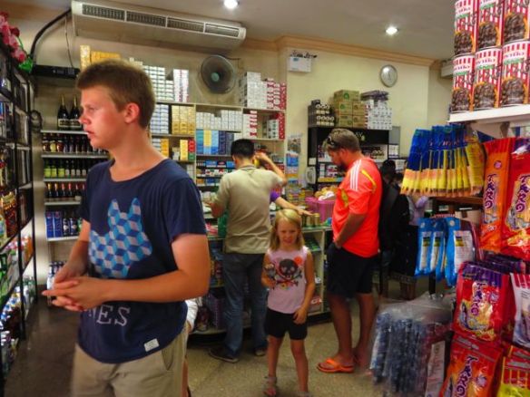 Viimein löytyi pieni supermarketti, josta saimme ilta- ja välipalatarpeita sekä juotavaa