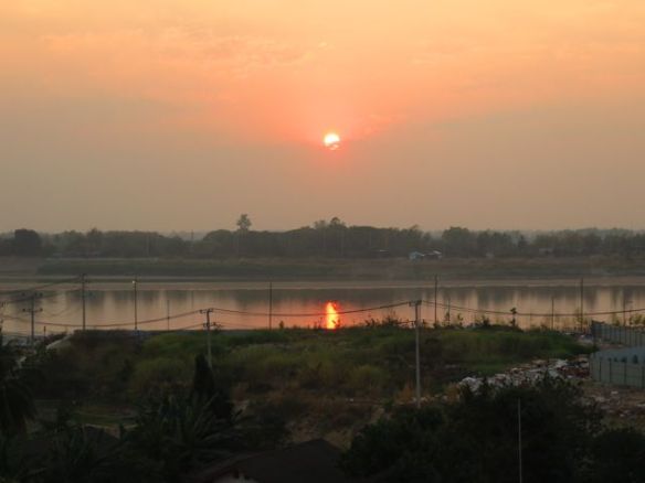 Kaunis näky: aurinko laskee Mekong-joen yli Thaimaahan