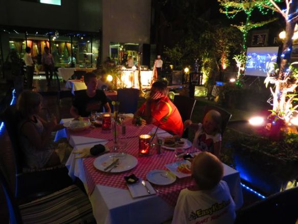 Hotellin ravintolassa illallisella