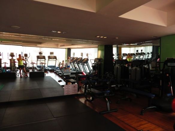 Hotellin kuntosali ei jättänyt mitään toivomisen varaan, laitteita oli joka lähtöön