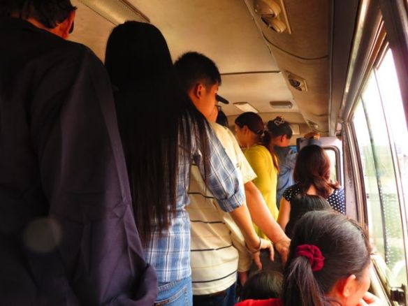 Bussissa ei ollut yhtään liikaa tilaa...