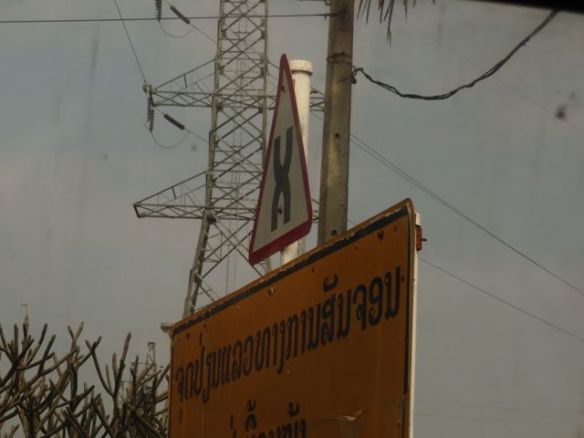 Sillalla Laosin oikeanpuoleinen liikenne vaihtui Thaimaan vasemmanpuoleiseksi liikenteeksi. Näitä liikennemerkkejä lienee aika harvassa