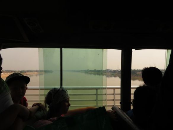 Thai-Lao Friendship Bridgen ja rajan ylitys bussilla