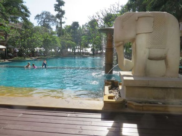 Kylässä Mammun ja Paulin hotellissa Avalon Beach Resortissa ihan meidän lähellä Jomtienin rannalla