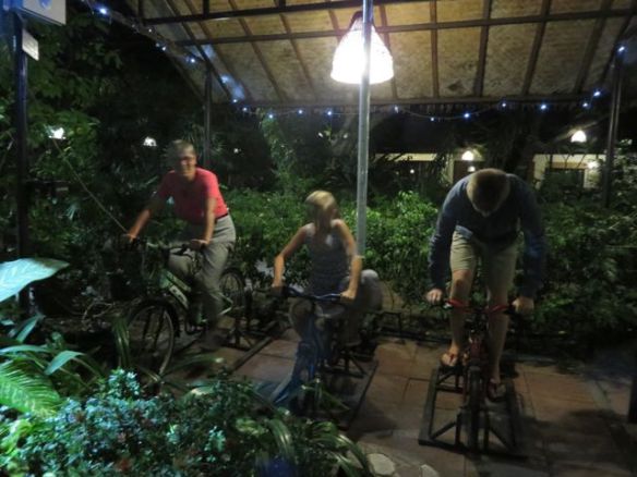 C&C tuottaa itse oman sähkönsä... mm. turistien polkiessa kuntopyörää. Samalla alkavat sadettajat toimia ja kuulua "God save the Queen..."?