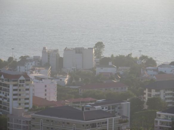 Meidän katto näkyy keskellä olevan leveän valkoisen kerrostalon edessä