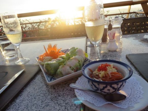 Alkupalat ja kuohujuomaa