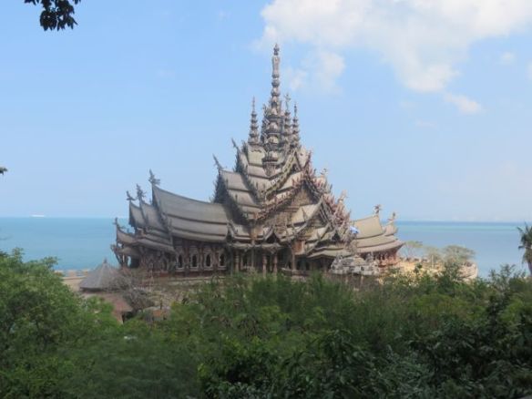 Sanctuary levittäytyy majesteettisena meren äärelle