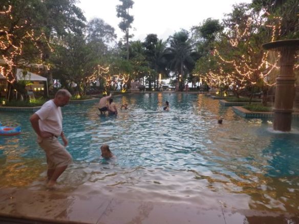 Avalon-hotellissa Mammun ja Paulin luona uimakylässä!