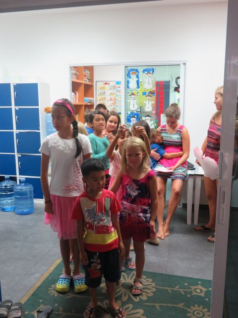 Odotellaan esityksen alkua koulun eteisessä