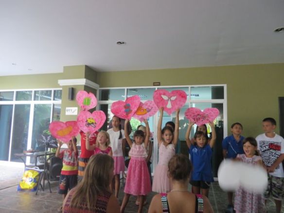 Ystävä on kuin villasukka, se lämmittää aina. Ystävä on kuin maalivahti, se puolustaa aina...