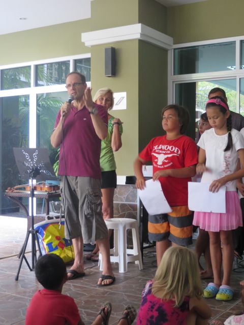 Risto kertoi tässäkin tilaisuudessa Burmalaisten orpolasten avustusprojektista, ja muistutti auttamismahdollisuudesta. Kahvin ja pullien tuotto käytetään Suomalaisen koulun retkeen, joka suuntautuu orpokotiin keväällä