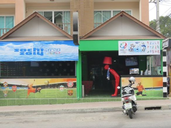 Olympialaiset eivät juuri näy katukuvassa. Tässä naapurin sporttibaarissa kävimme Ollin kanssa katsomassa aamuyön Suomi-Kanada -pelin