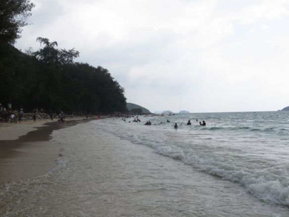 Ranta oli ennen sadetta tupaten täynnä, nyt on väljempää