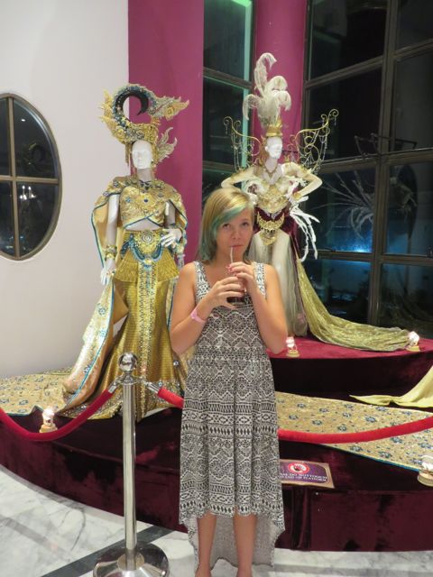 Vepua jännittää ennen esitystä