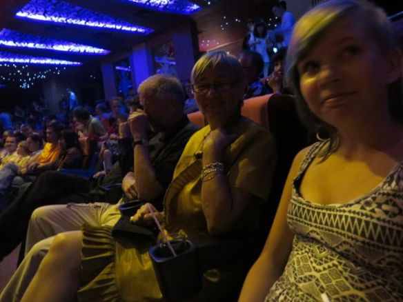 Showtime! Miehet asettuivat rohkeasti käytävän viereen, ja melkein joutuivatkin osallistumaan esitykseen...