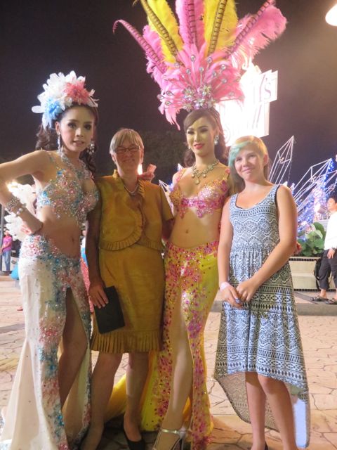 Neljä kaunotarta! Mammu sai pulittaa tästä ilosta 100 bahtia...