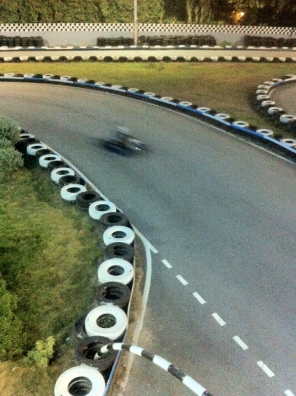 Oppu vauhdissa Pattayan EasyKartissa. Tänne on kuulemma mentävä joka keskiviikko!