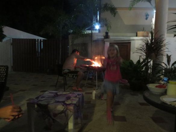 Grillauksen lomassa meillä oli taikuri- ja muitakin esityksiä!