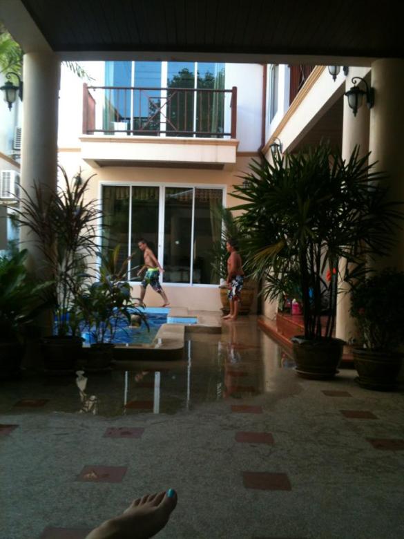 Opun koulukavereita uimassa meillä