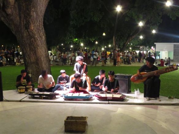 Nuoret miehet soittivat kanteleen näköisillä soittimilla ja rummuilla upeaa musiikkia