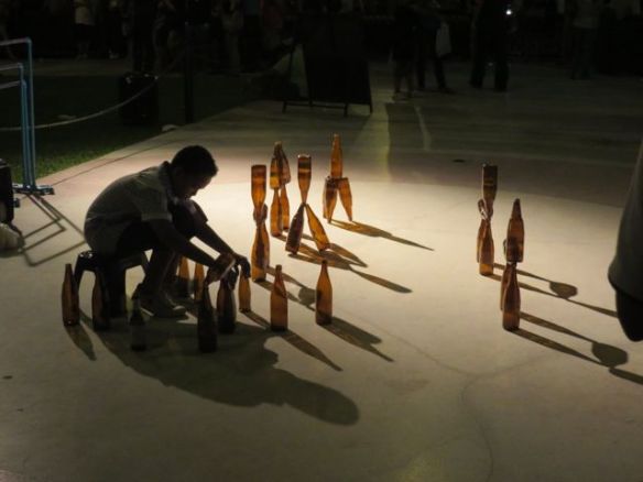 Tämä poika teki isoista tyhjistä olutpulloista aikamoisia rakennelmia