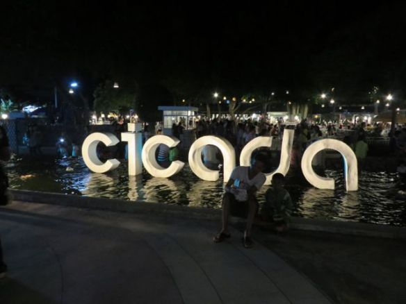 Aivan vieressä sijaitsevat Cicada-iltamarkkinat