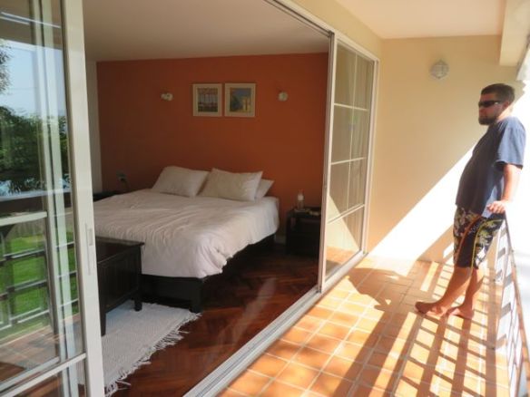 Yläkerran iso makkari parvekkeelta