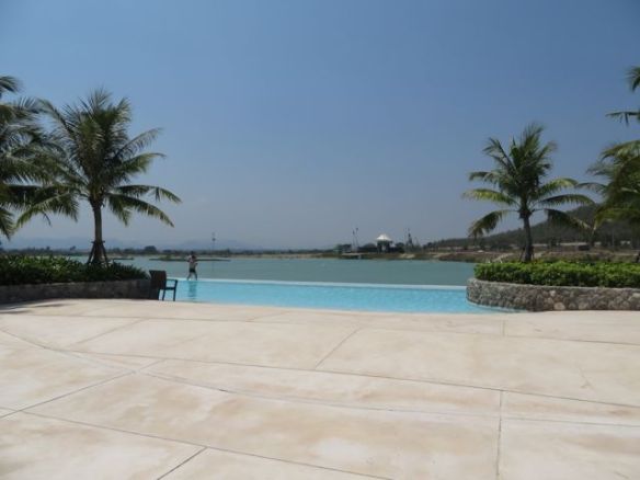 Vesipuistossa oli myös ranta, ja tekojärvellä pääsi vesihiihtämään vetovaijereilla (lisämaksusta)