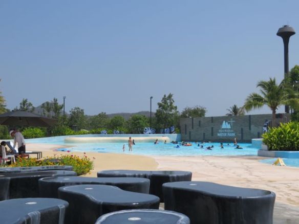 Aaltoallas tyynnenä. 20 minuutin välein tulivat aallot