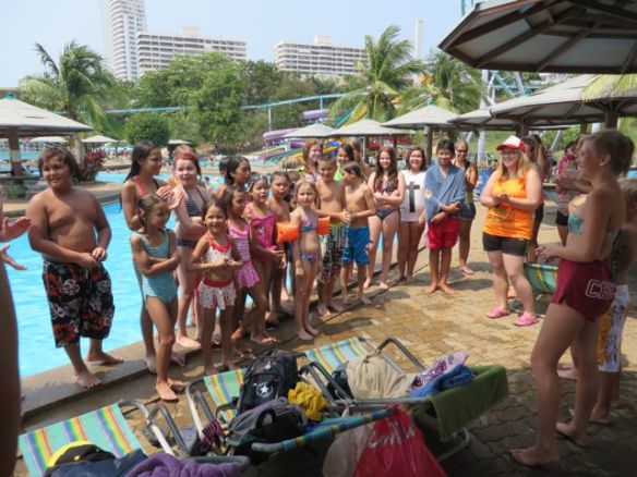Koko koulun porukka lauloi sankareille niin että Pattaya Park raikui!