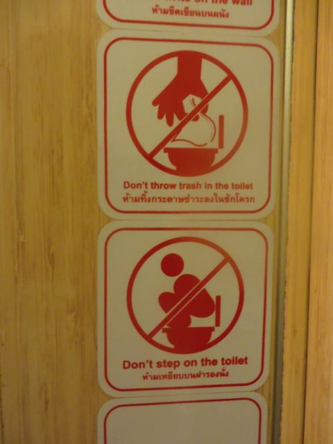 Ostarin vessassa oli pakko ottaa kuva tällaisesta tarrasta, joka löytyy kaikista julkisista vessoista. Suomessa ei tarvinne kieltää seisomasta vessanpöntöllä...?