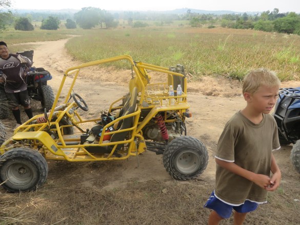 Oppu ei saanut vielä ajaa yksin, ja kulkupelinä oli rantakirppu yhdessä iiskän kanssa