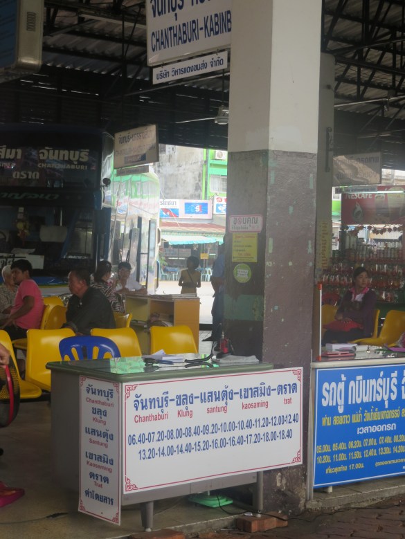 Chantaburin bussiasemalla oli minivanin vaihtopiste, jatkoyhteys löytyi ystävällisten paikallisten avulla helposti