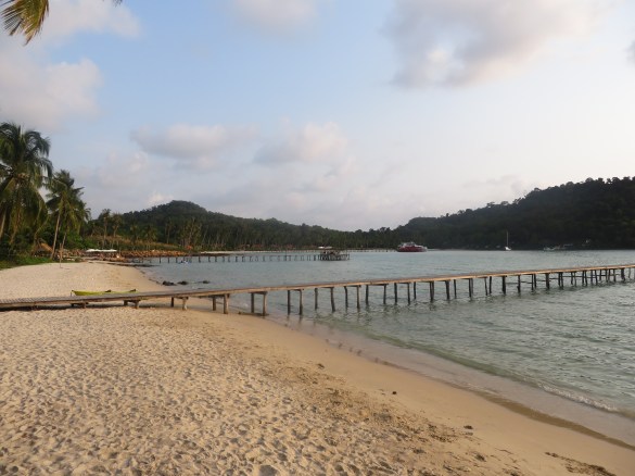 Hotelli sijaitsee suojaisessa laguunissa, jossa on 2-3 muutakin hotellia. Todella kaunista ja rauhallista