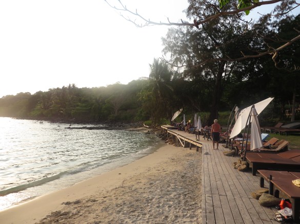 Kalliorannalla oli värikäs ja kalaisa "house reef", jossa riitti snorklatessa katseltavaa