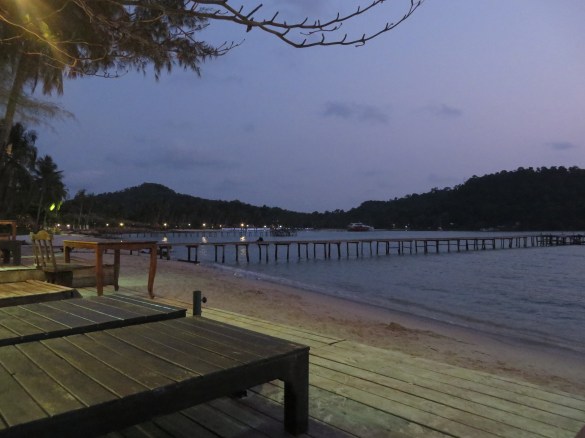 Hotellin rantatuoleissa oli hyvä seurata auringon laskemista ja lukea samalla kirjaa