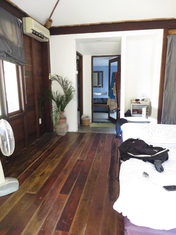 Huoneen ainoat kalusteet olivat sängyt, hyttysverkko ja kassakaappi