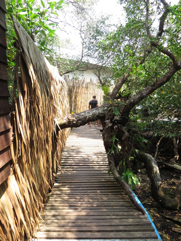 Baan Makok resortin sisäänkäynti oli paikoin matala