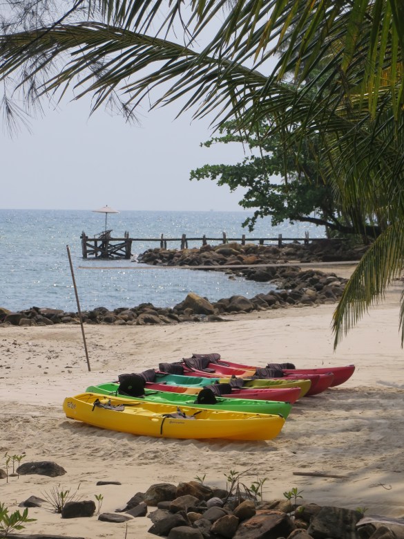 CastAwayn ranta atolleineen on idyllinen, mutta uimaan on vaikea päästä kivien takia